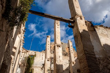 Terk edilmiş bir fabrikanın sütunları