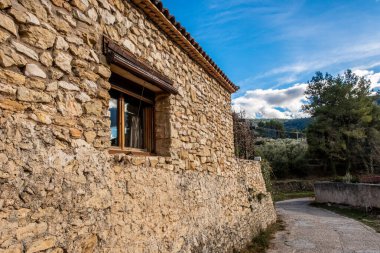 Pencereli bir evin duvarı