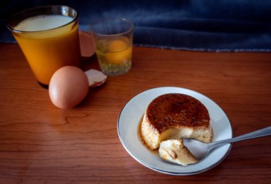 Ev yapımı puding, arka planda bazı malzemeler var.