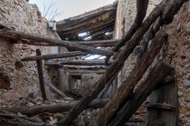 Terk edilmiş, çatısı çökmüş kır evi...