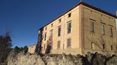 Ormanda küçük çan kulesi olan kilise..