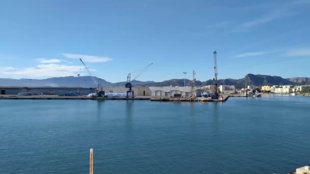 Pelabuhan Gandia Dengan Area Kerja Gudang Dan Derek — Stok Video