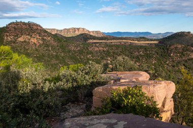 Bulutlu mavi gökyüzü ile dağlık arazi