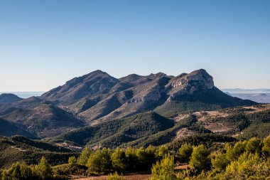 Alicante 'ye çok yakın bir dağ, güneşli bir günde mavi gökyüzü.
