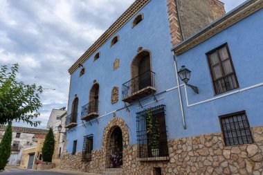 Taştan yapılmış güzel bir köy evi ve mavi bir cephe..