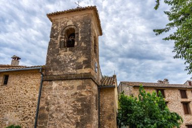 Alicante 'deki güzel Turballos kasabasının çan kulesi (İspanya).