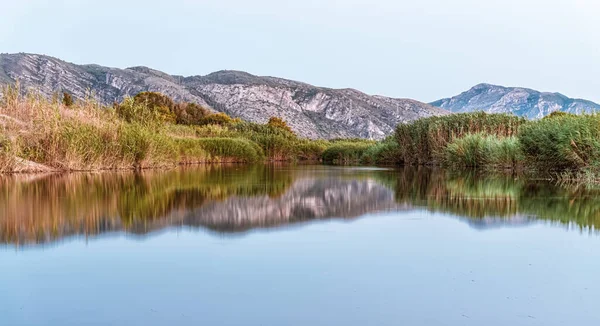  Sabahları bir nehir manzarası, sakin bir su..