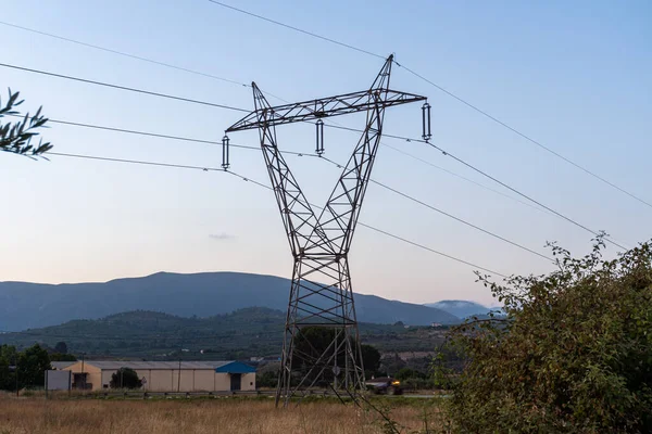 Yüksek voltajlı elektrik kulesi, şafak ışığı ve güzel bulutlu gökyüzü..