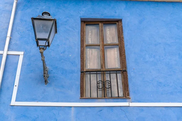 Fachada Una Casa Pintada Azul Con Viejo Poste Hierro Una —  Fotos de Stock