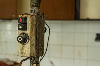 Su ısıtıcısının kontrol düğmesi, çok kirli ve yıpranmış..