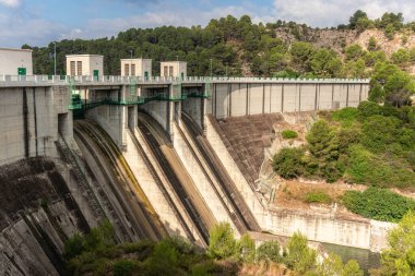 Güneşli bir sabahta Beniarrs 'ın barajında.