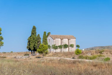 Bir yaz sabahı buğday tarlalarının ortasında gözlerden uzak küçük bir kilise..