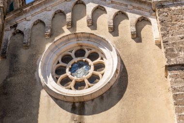 Alicante 'deki Alfafara (İspanya) kilisesinin gül penceresinin dış görüntüsü).