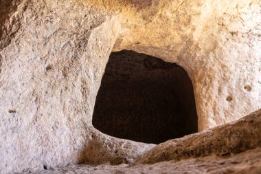 Eski zamanlarda buğday depolamak için kayaların içine mağaralar kazılırdı.. 