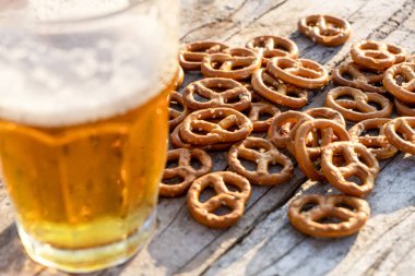 Arka planda bira olan çerezlerin yakın plan çekimi..