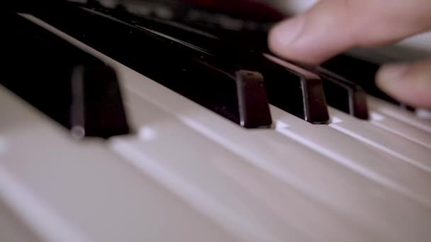 音楽キーボードのキーを演奏する手のクローズアップ — ストック動画