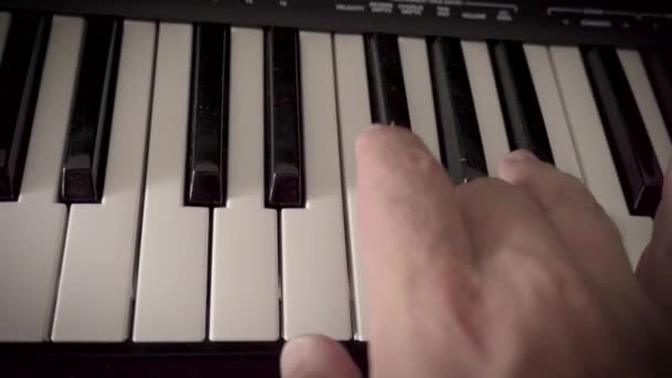 音楽キーボードのキーを演奏する手のクローズアップ — ストック動画