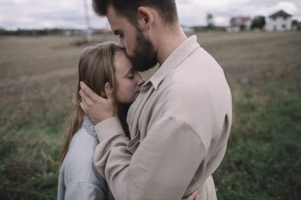 Para Zakochanych Spaceruje Otwartym Polu Soi Wieczorem Pochmurną Pogodę Przytula — Zdjęcie stockowe