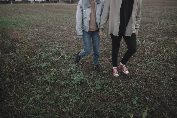 Een Paar Verliefd Wandelingen Een Open Soja Veld Avond Bij — Stockfoto