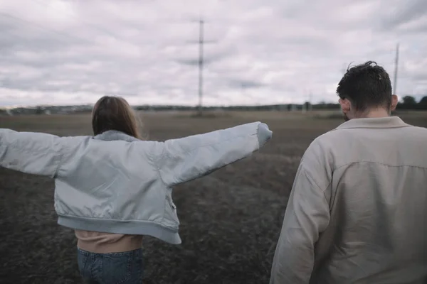 Una Pareja Enamorada Camina Campo Soja Abierto Por Noche Clima — Foto de Stock