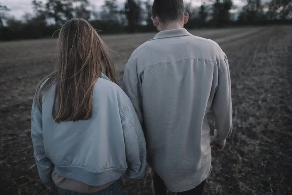 Couple Amoureux Promène Dans Champ Soja Ouvert Dans Soirée Par — Photo