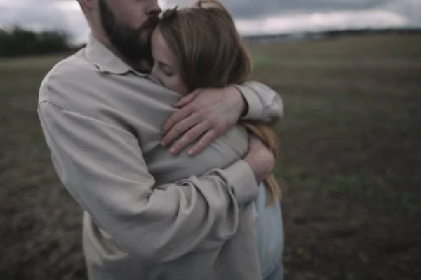 Couple Love Walks Open Soybean Field Evening Cloudy Weather Hugs — Stock Photo, Image