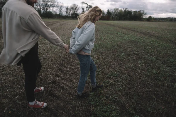 Una Pareja Enamorada Camina Campo Soja Abierto Por Noche Clima —  Fotos de Stock