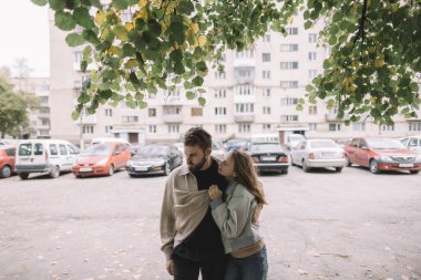 Sarışın, güzel ve genç bir çift.