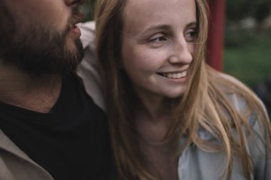 Birbirine aşık bir çift bulutlu bir havada soya fasulyesi tarlasında yürür.