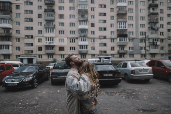 Älska vackra unga par med blont hår promenader — Stockfoto