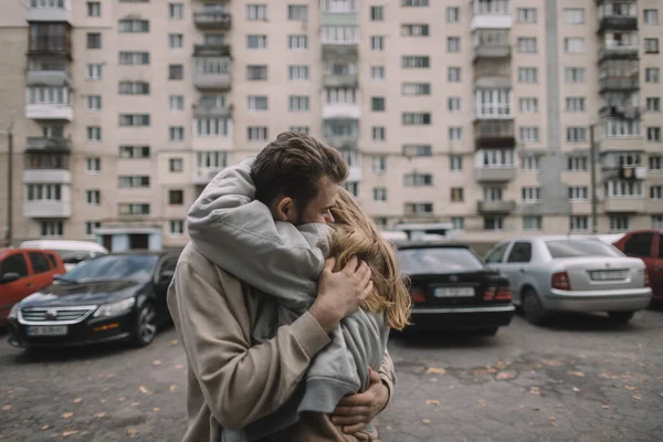 Amando belo casal jovem com caminhadas de cabelo loiro — Fotografia de Stock