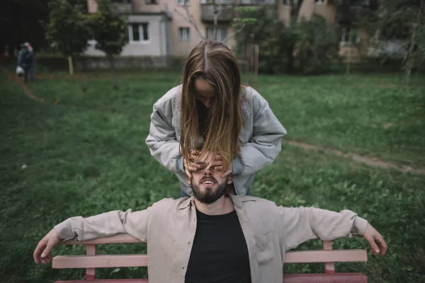 Amando belo casal jovem com caminhadas de cabelo loiro — Fotografia de Stock