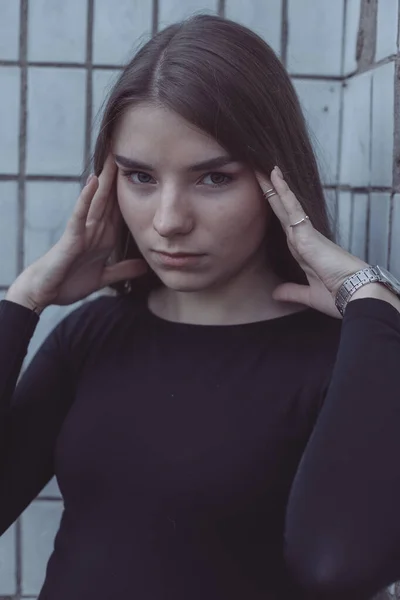 Fille Entraînée Dans Coin Dans Peur Tient Debout Regarde Tord — Photo