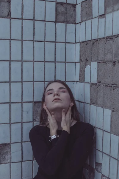 Das Mädchen Das Angst Eine Ecke Getrieben Wird Steht Und — Stockfoto