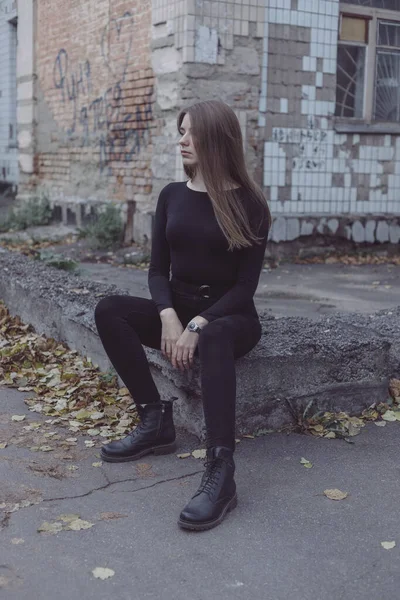 Ung Flicka Sitter Och Tittar Bakgrunden Den Förstörda Sovjetiska Väggen — Stockfoto