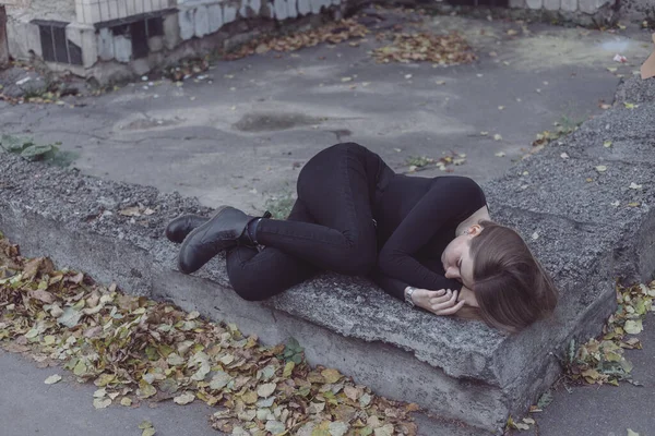 Das Mädchen Das Angst Eine Ecke Getrieben Wird Steht Und — Stockfoto