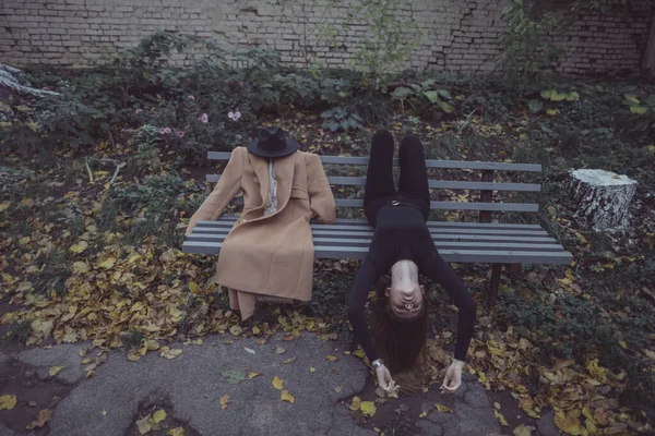 Meisje Liggend Het Park Een Bank Naast Haar Denkbeeldige Vriendje — Stockfoto