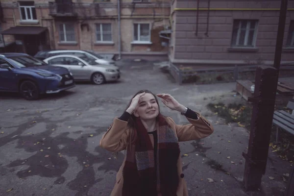 Сумна Українська Дівчинка Сидить Лавці Дворі Своєї Квартири — стокове фото