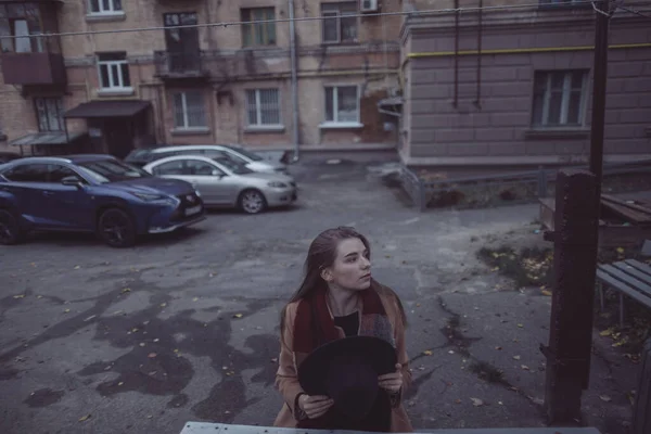 Сумна Українська Дівчинка Сидить Лавці Дворі Своєї Квартири — стокове фото