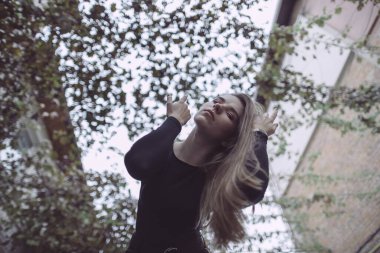 Kız mutluluktan uçuyor, sokaklarda üzümlerle dans ediyor.