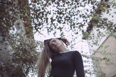 Kız mutluluktan uçuyor, sokaklarda üzümlerle dans ediyor.