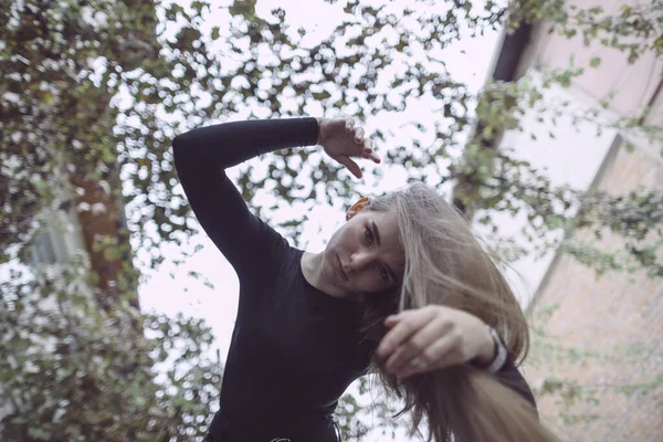 Chica Bailando Euforia Tristeza Calle Con Uvas — Foto de Stock