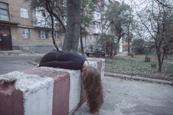 那女孩躺在院子里的一块大石头上 那块大石头挡住了她的去路 — 图库照片