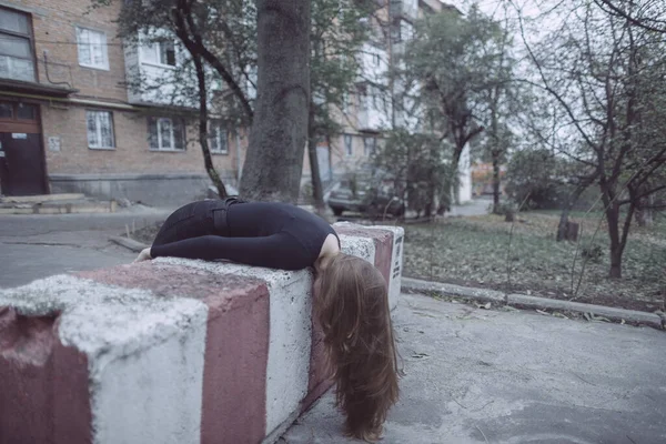 Ragazza Sdraiata Una Grande Pietra Nel Cortile Che Blocca Passaggio — Foto Stock