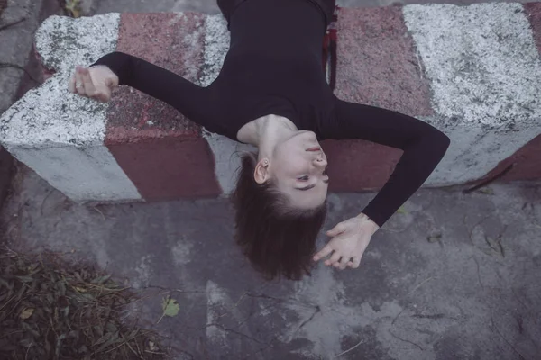 Ragazza Sdraiata Una Grande Pietra Nel Cortile Che Blocca Passaggio — Foto Stock