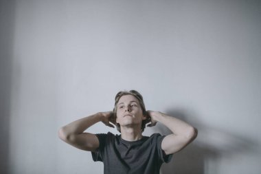 Evde çok yalnız bir adam yalnız olduğu ve delirdiği için acı çekiyor.