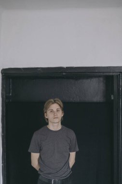 Evde çok yalnız bir adam yalnız olduğu ve delirdiği için acı çekiyor.