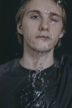 Evde çok yalnız bir adam yalnız olduğu ve delirdiği için acı çekiyor.