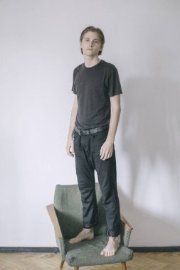 Evde çok yalnız bir adam yalnız olduğu ve delirdiği için acı çekiyor.