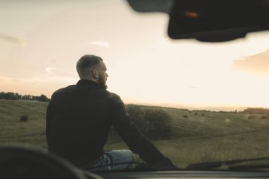 Kovboy kovboy arabası kırmızı ışık günbatımı yaz